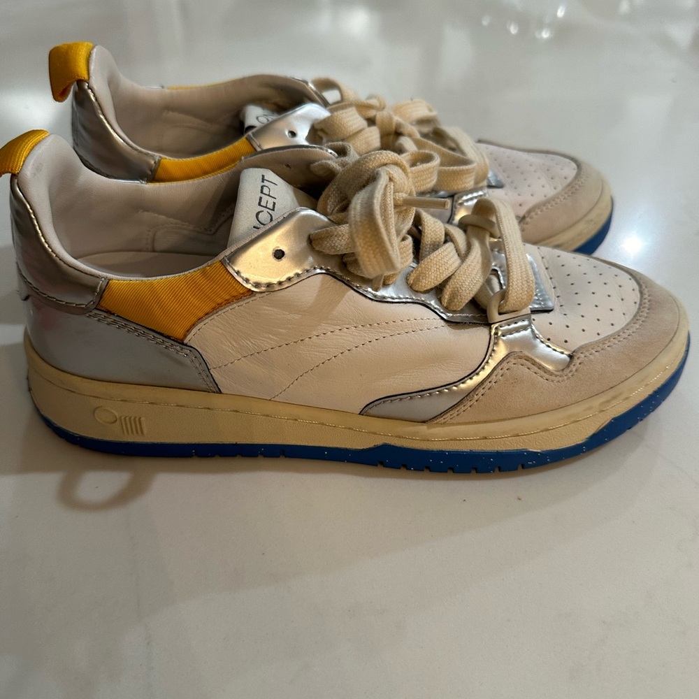 Oncept women playoff-phoenix sneaker in Silver Flash size 6